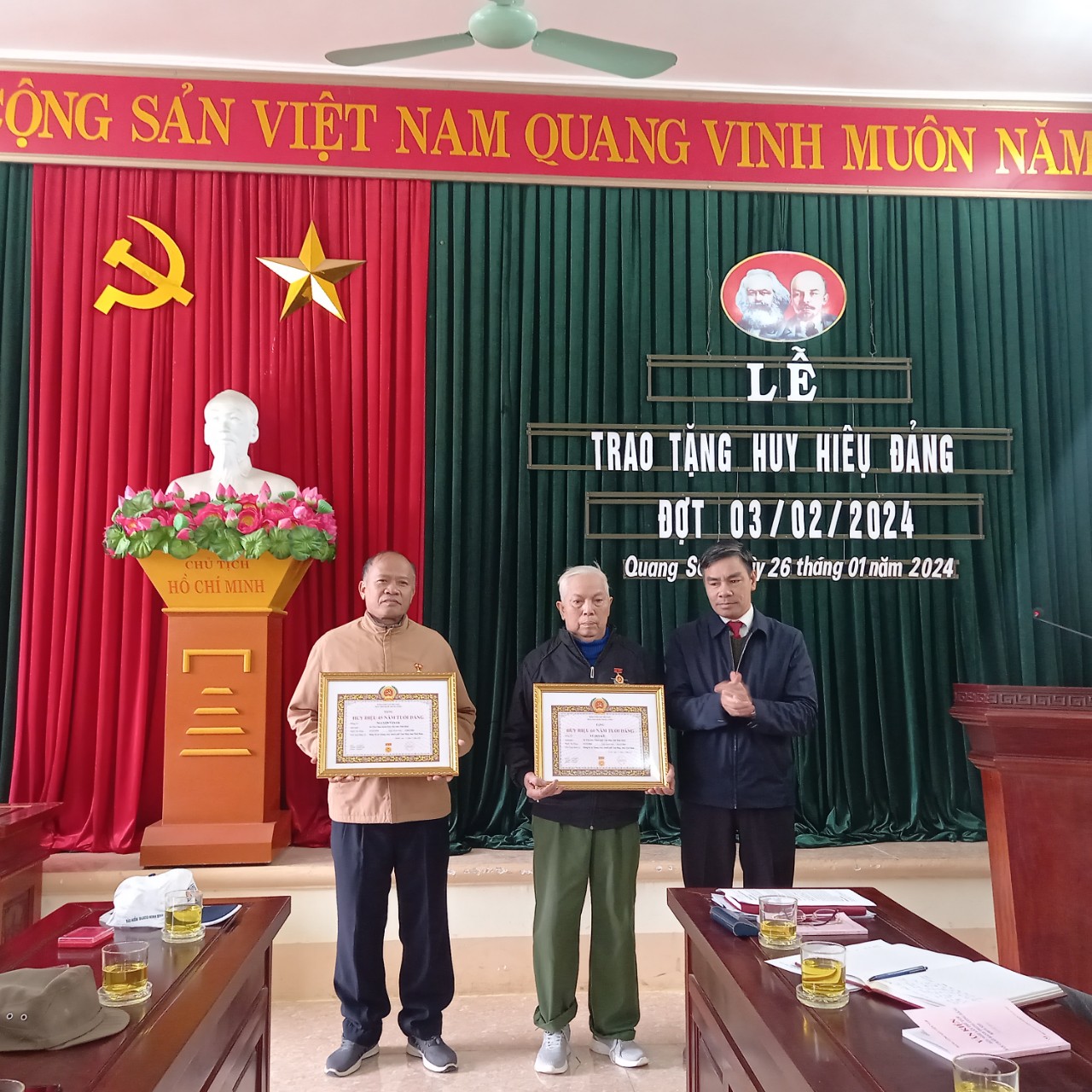 Đảng bộ xã Quang Sơn trao tặng, truy tặng Huy hiệu Đảng đợt 03/02