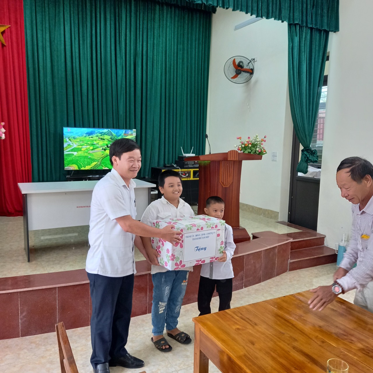 Đại diện lãnh đạo Thành ủy, HĐND, UBND và các ban, ngành đoàn thể của thành phố đến thăm, tặng quà cho các cháu thiếu niên, nhi đồng tại thôn Thống Nhất, xã Quang Sơn nhân dịp Tết Trung thu năm 2022